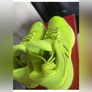 New Balance Low Cut /Ylw/Bb2Wynr4/Fuelcell Two Wxy V4 M-8, W-9.5